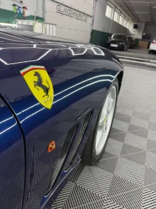 Glänzender blauer Sportwagen