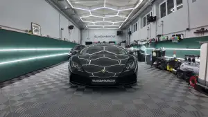 Schwarzer Sportwagen wird gewaschen