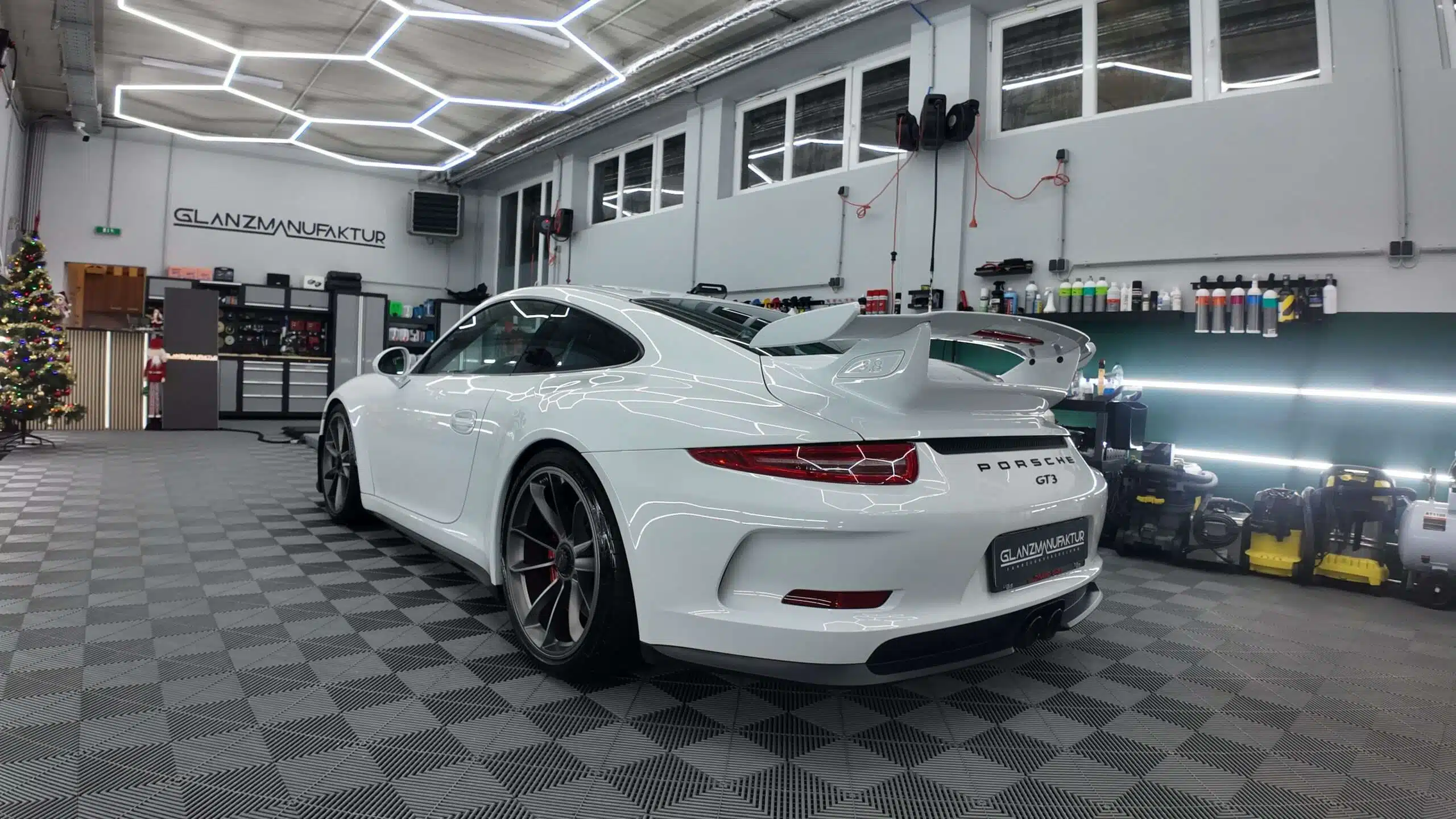 porsche 16 scaled