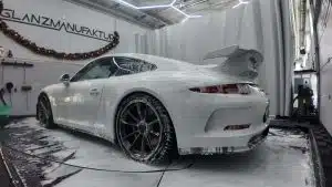 Weißer Porsche wird gewaschen