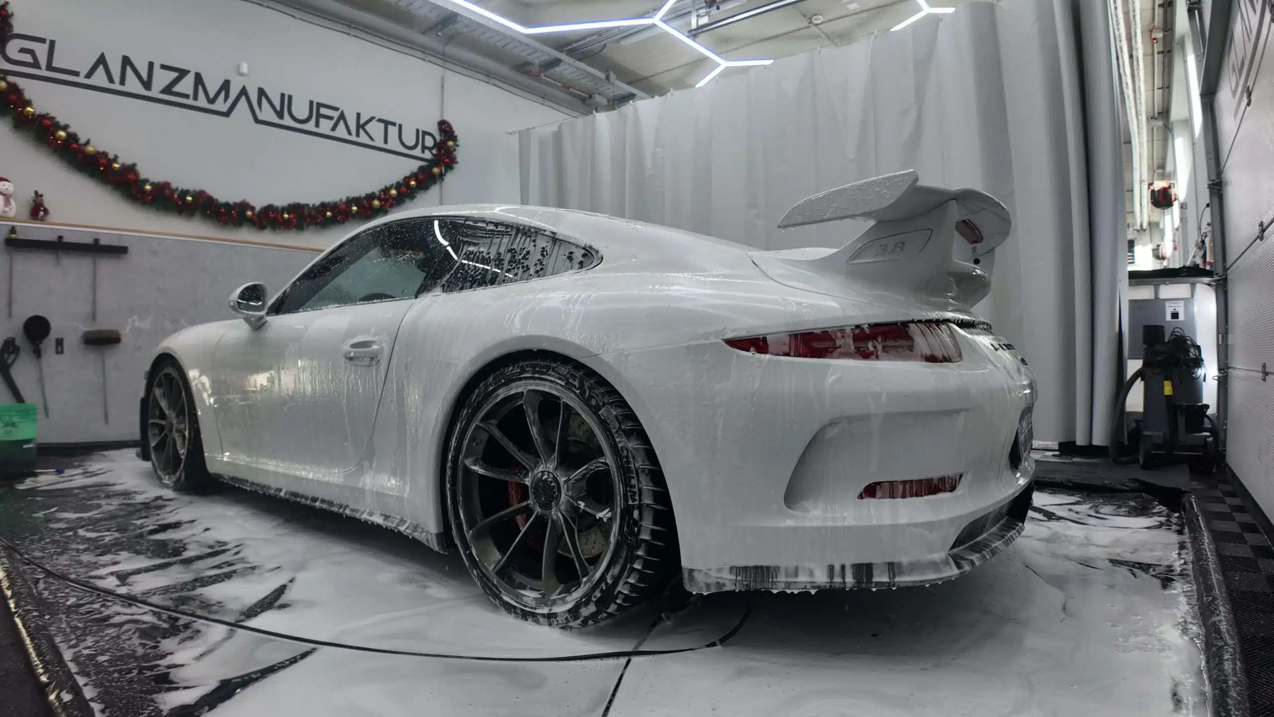 Weißer Porsche wird gewaschen