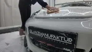 Fahrzeugwäsche mit Schaum