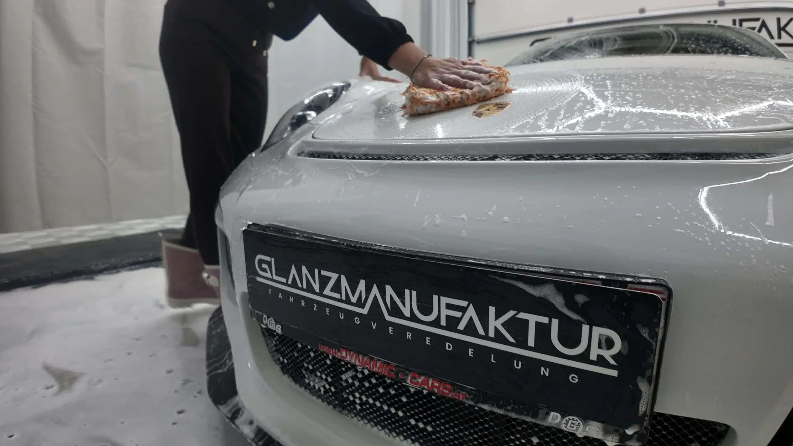 Fahrzeugwäsche mit Schaum