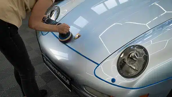 auto-politur-lackkorrektur-silberner-sportwagen-wien Professionelle Politur und Lackkorrektur an einem silbernen Sportwagen in Wien.