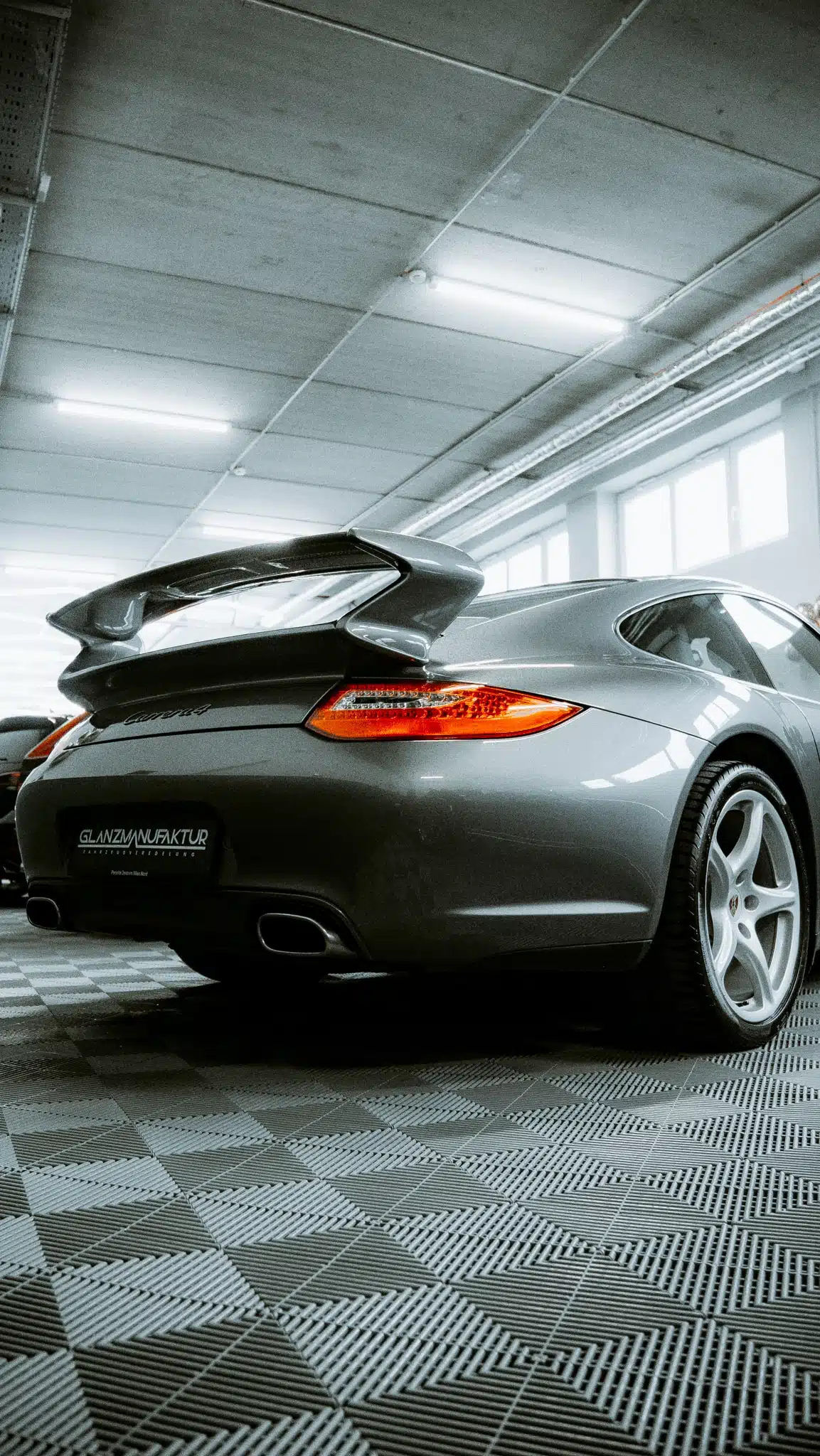 Sportwagen im Showroom