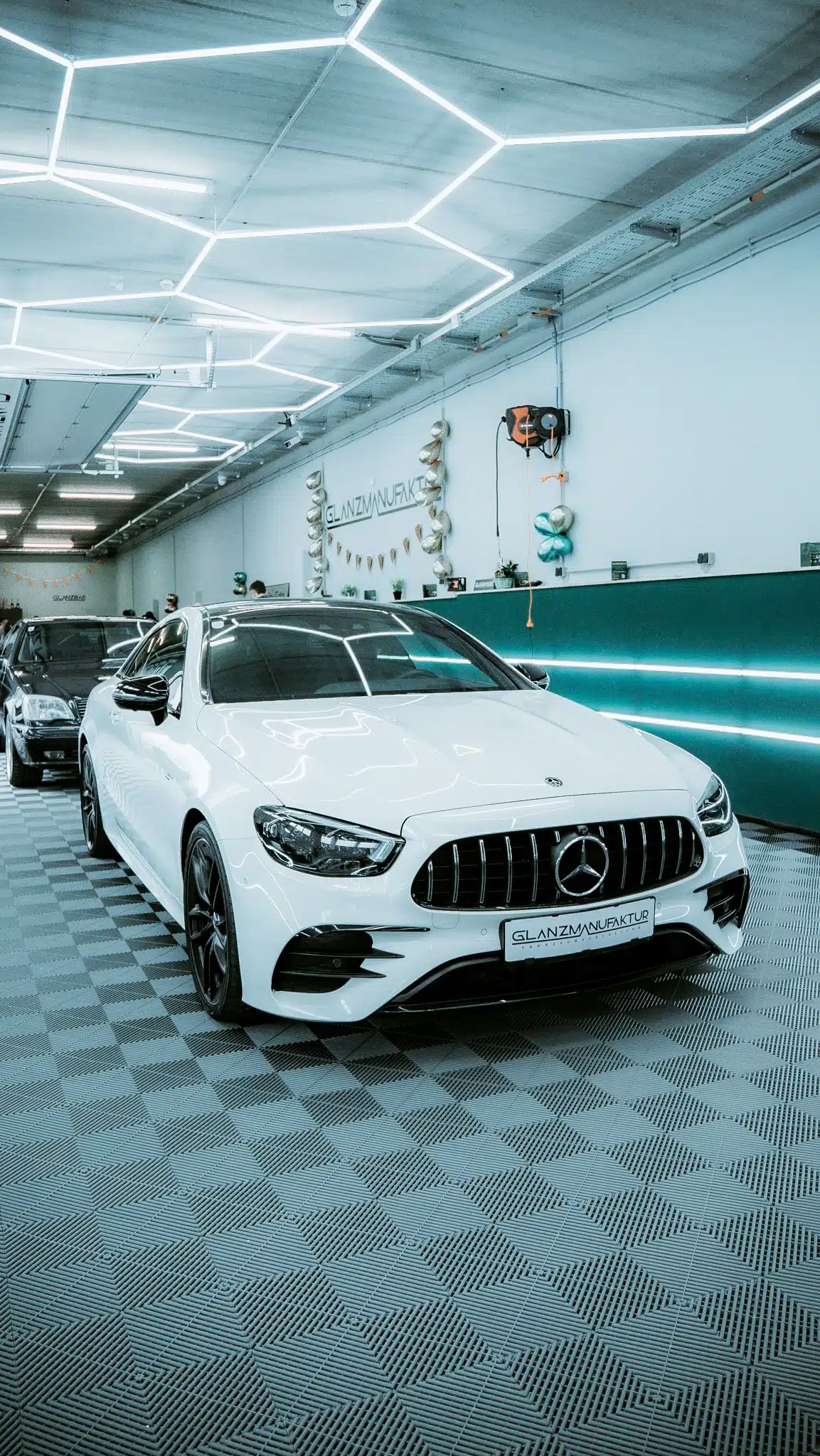 Weißes Auto in Werkstatt