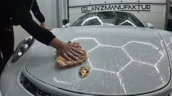 schonende-autohandwaesche-aussenpflege-wien Autohandwäsche für Fahrzeuge, die bewusst nicht durch Standardwäsche geschickt werden sollen.